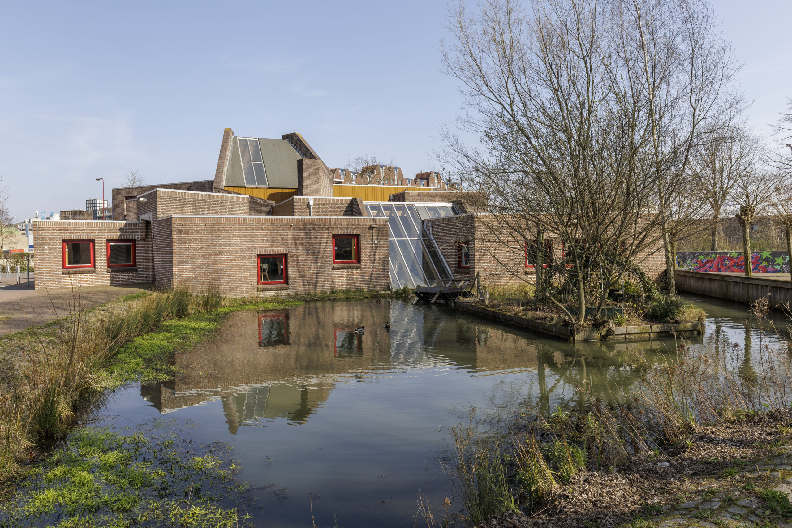 Foto: Emmauskerk in Nieuwegein. Vervaardiger Booms, C.S. (Chris) - Fotograaf, Rijksdienst voor het Cultureel Erfgoed, Documentnummer Post65_Nieuwegein_42