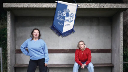 De poster van de voorstelling De Contributie met Nynke de Jong en Esther Groenenberg.