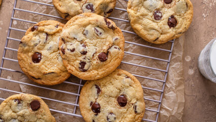 Net gebakken chocolate chip koekjes op een rooster.