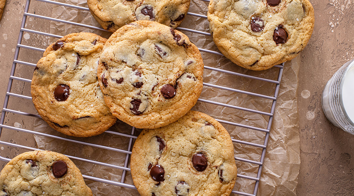 Net gebakken chocolate chip koekjes op een rooster.