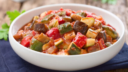 Ratatouille in een diep bord