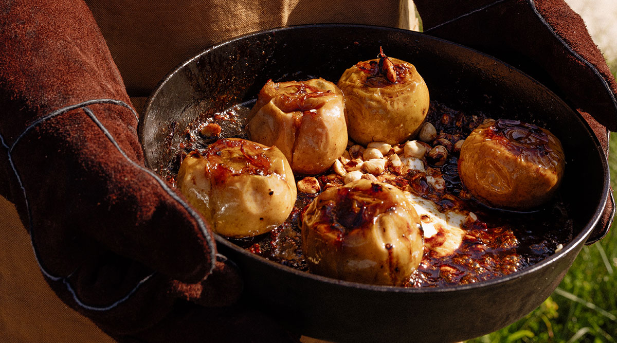 Gekaramelliseerde appels in een ovenvaste pan.