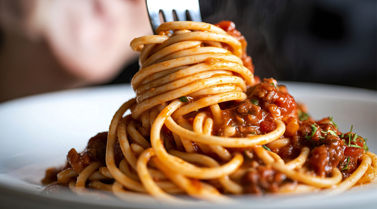 One pot pasta: spaghetti met een rode saus.