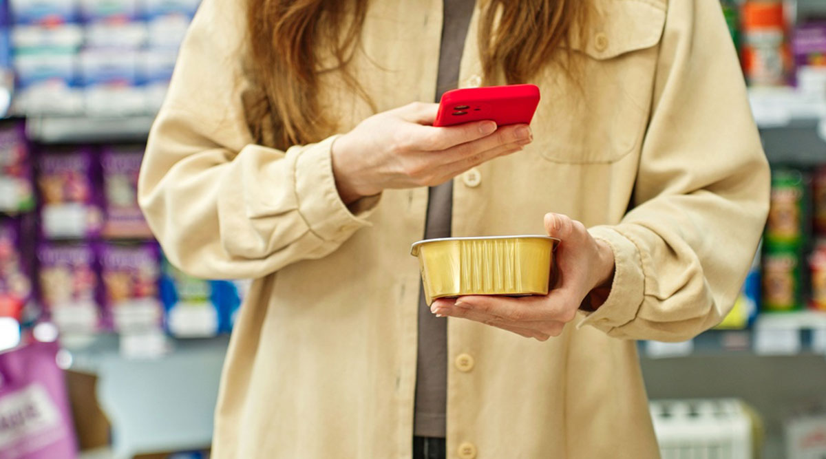 Een vrouw scant een streepjescode op een verpakking