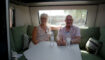 Kampeerders Lidya en Jan uit We zijn er Bijna! 2026 zitten in hun caravan.