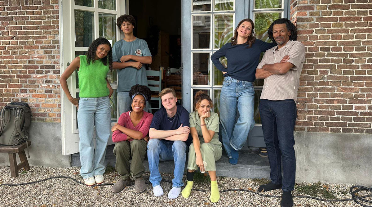 De cast van Zussen voor de boerderij.