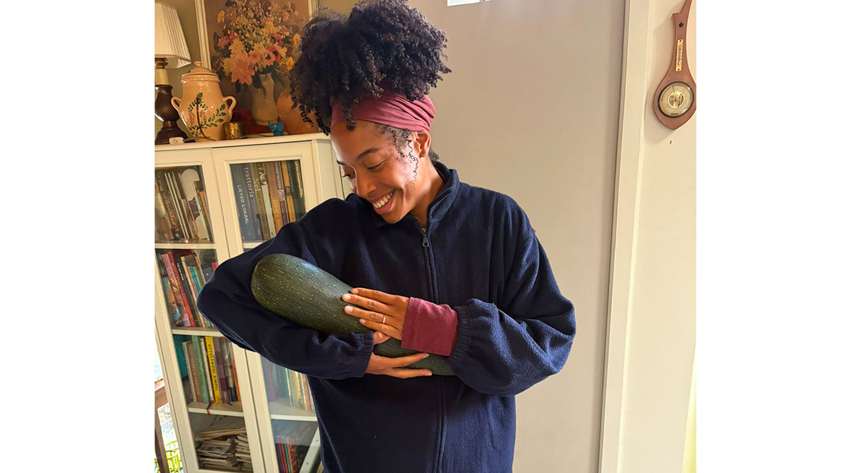 Joy Delima met een hele grote courgette.