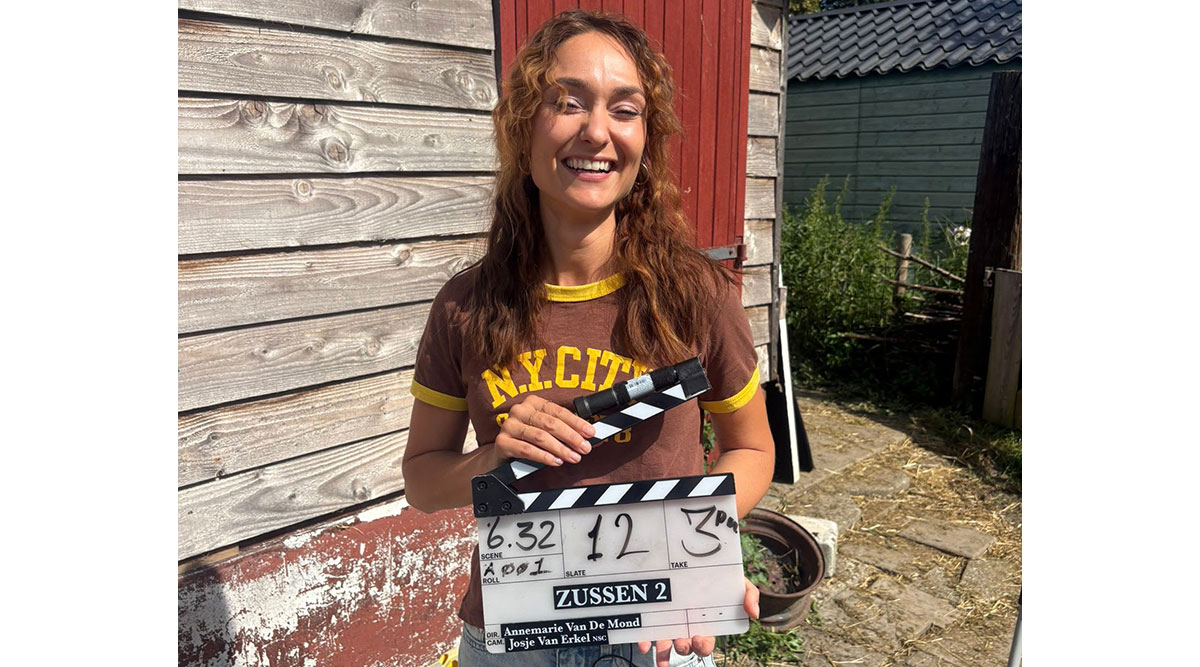 Melody Klaver met een filmklapper.