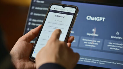 Iemand gebruikt de AI chatbot ChatGPT