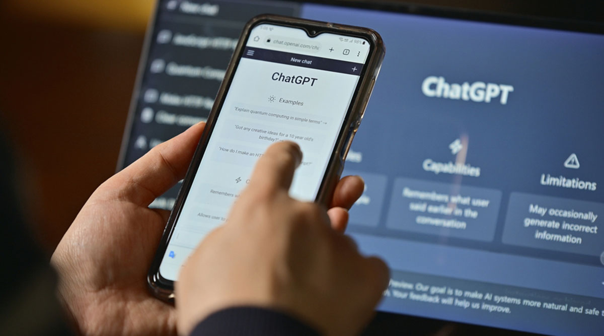 Iemand gebruikt de AI chatbot ChatGPT
