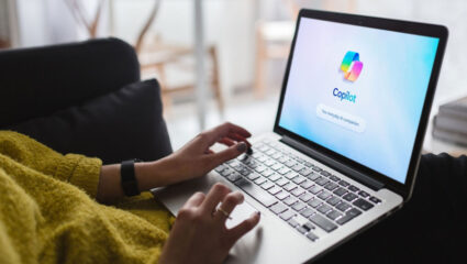 Iemand gebruikt Copilot op een laptop