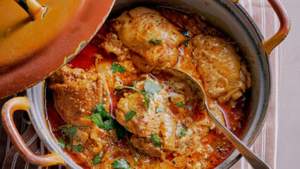 Duivelse kip in saus in een pan