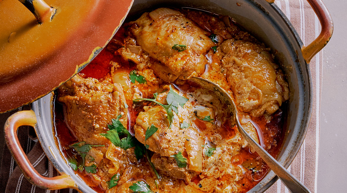 Duivelse kip in saus in een pan