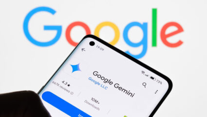 Iemand downloadt de app van Gemini