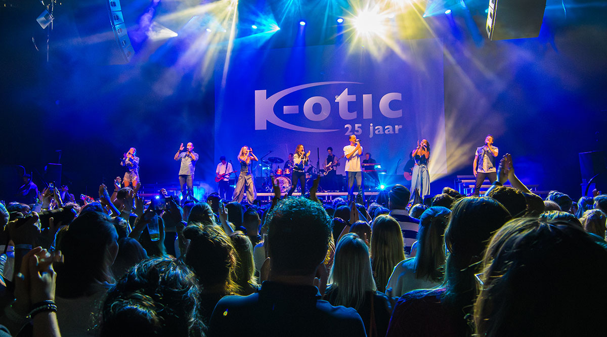 K-otic tijdens een reünie op het podium.