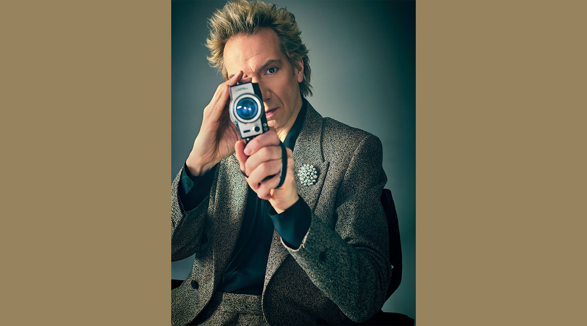 Sven Ratzke met een camera in zijn handen.