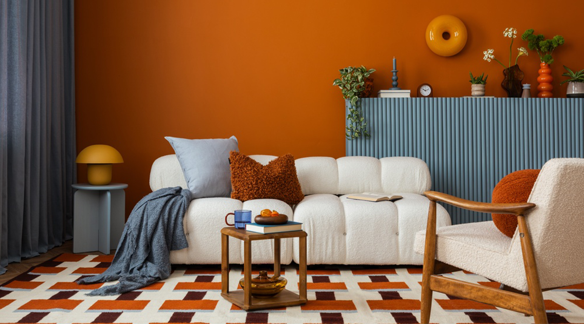 Een woonkamer met veel kleur.