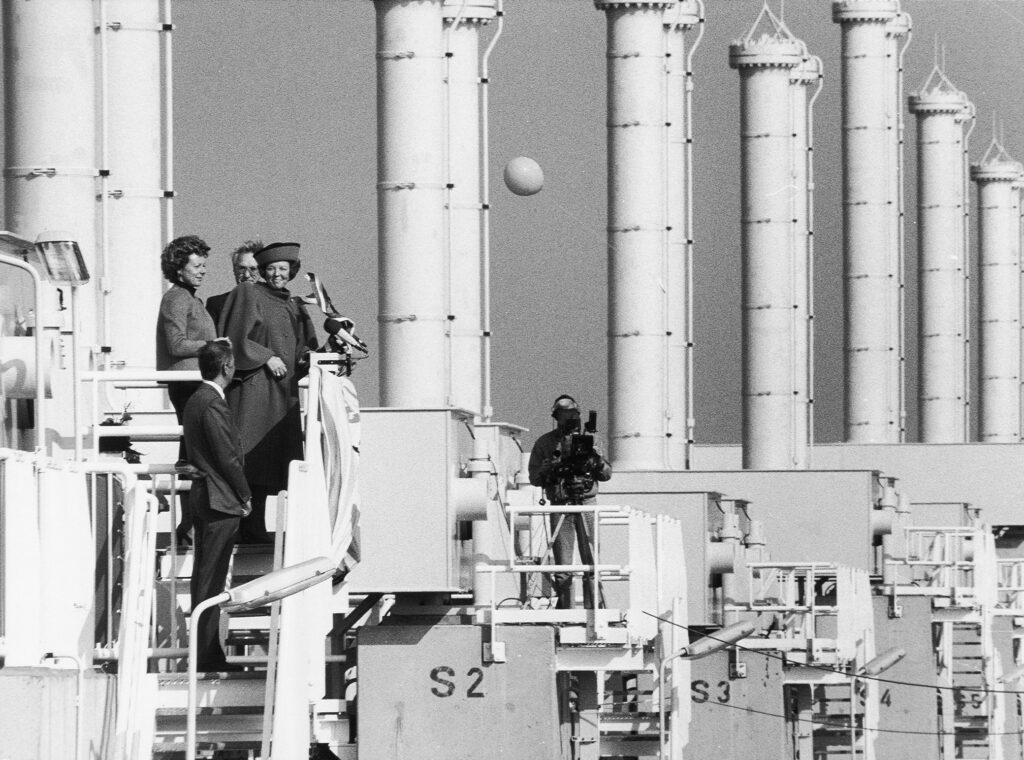 Koningin Beatrix opent de Oosterscheldekering