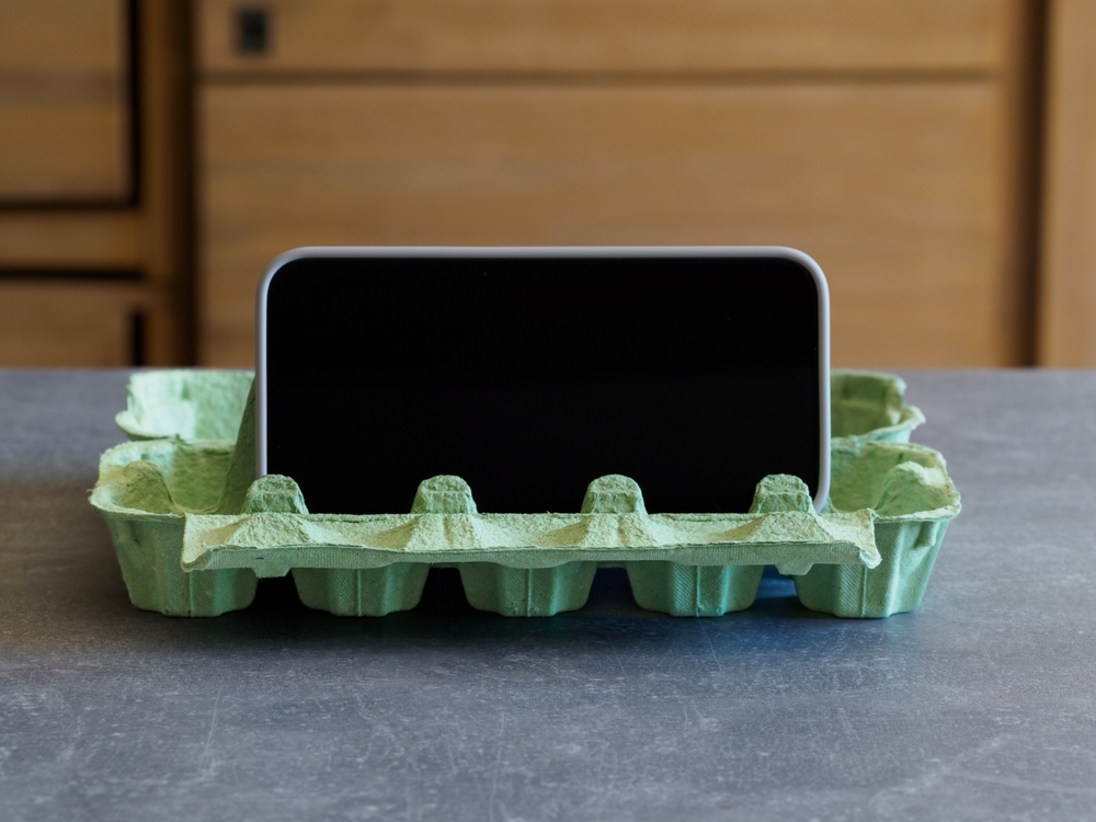 Een eierdoos als houder voor de smartphone