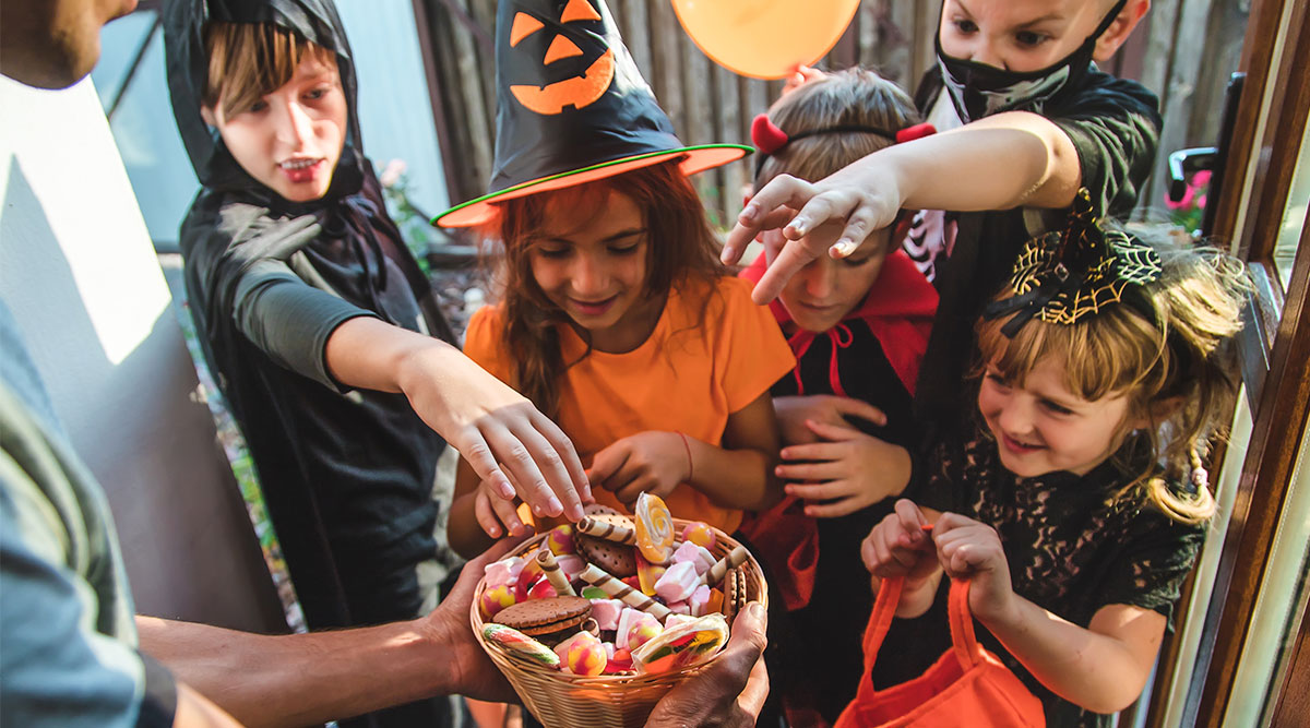 Trick or treat: met Halloween verkleed langs de deuren.