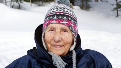 Een vrouw met een muts op