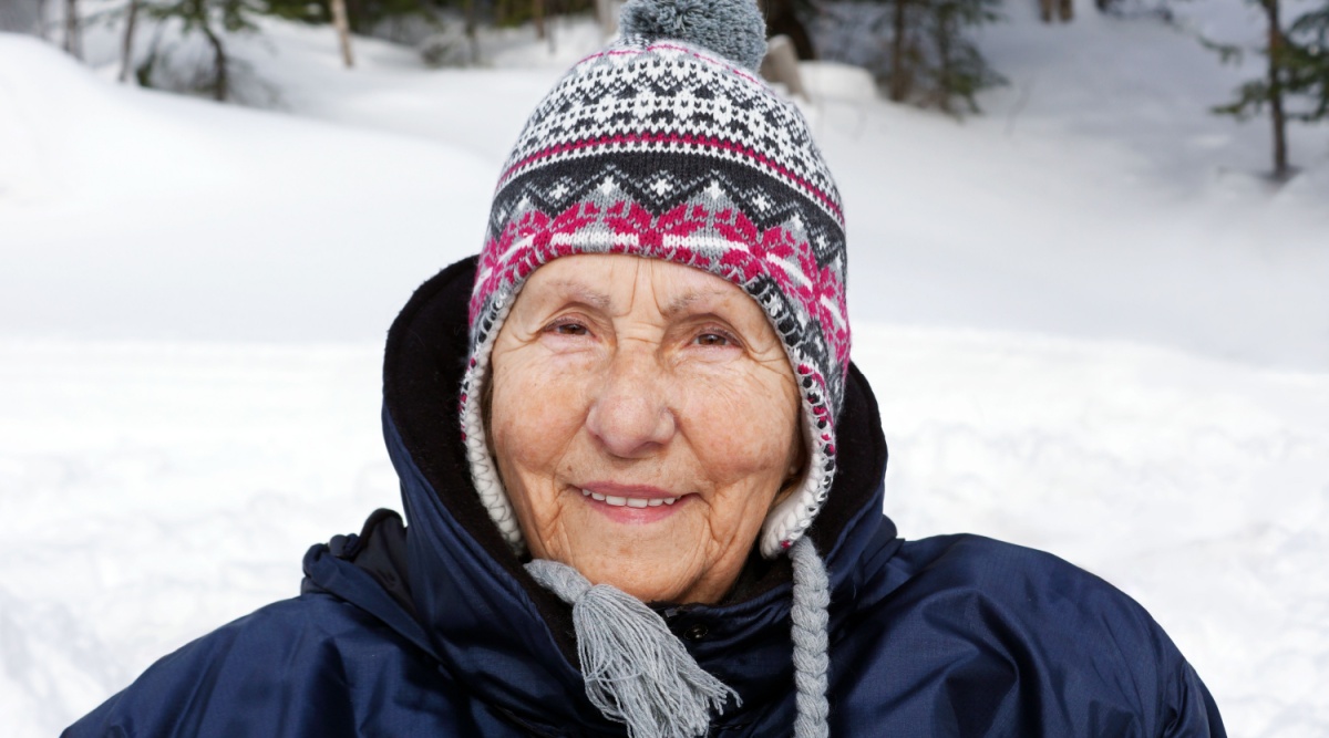Een vrouw met een muts op
