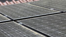 Saharazand op zonnepanelen