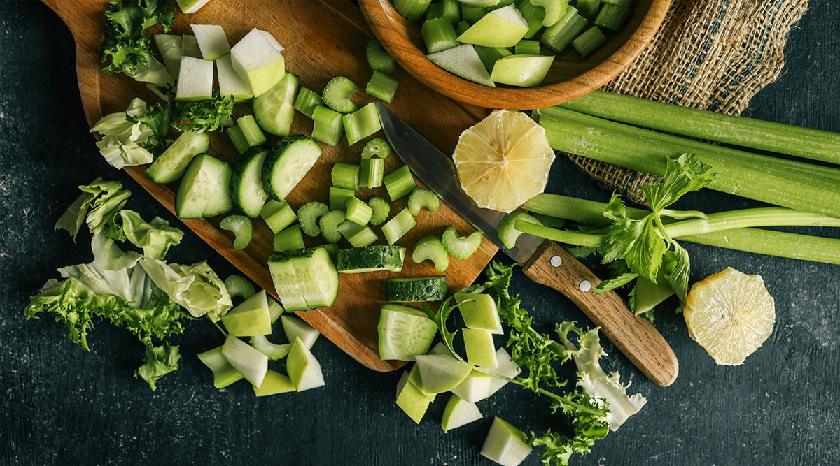 een snijplank vol met komkommer en bleekselderij
