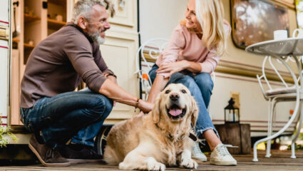 Een man en een vrouw zitten met hun hond op een camping. Welke etiquette geldt er dan?