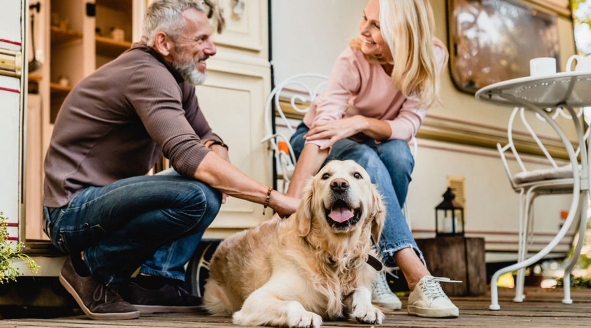 Een man en een vrouw zitten met hun hond op een camping. Welke etiquette geldt er dan?
