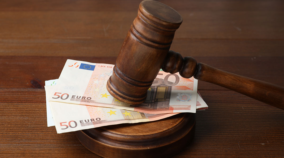 Hamer die wordt gebruikt in de rechtspraak rust op een paar 50 eurobiljetten.