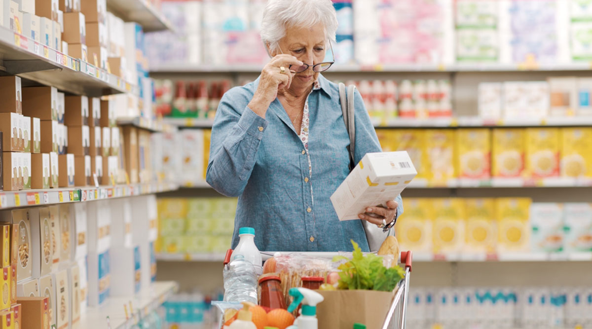 Vrouw probeert etiket te lezen in supermarkt