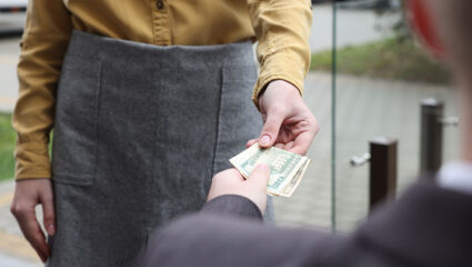 Fooi geven aan een medewerker van een restaurant