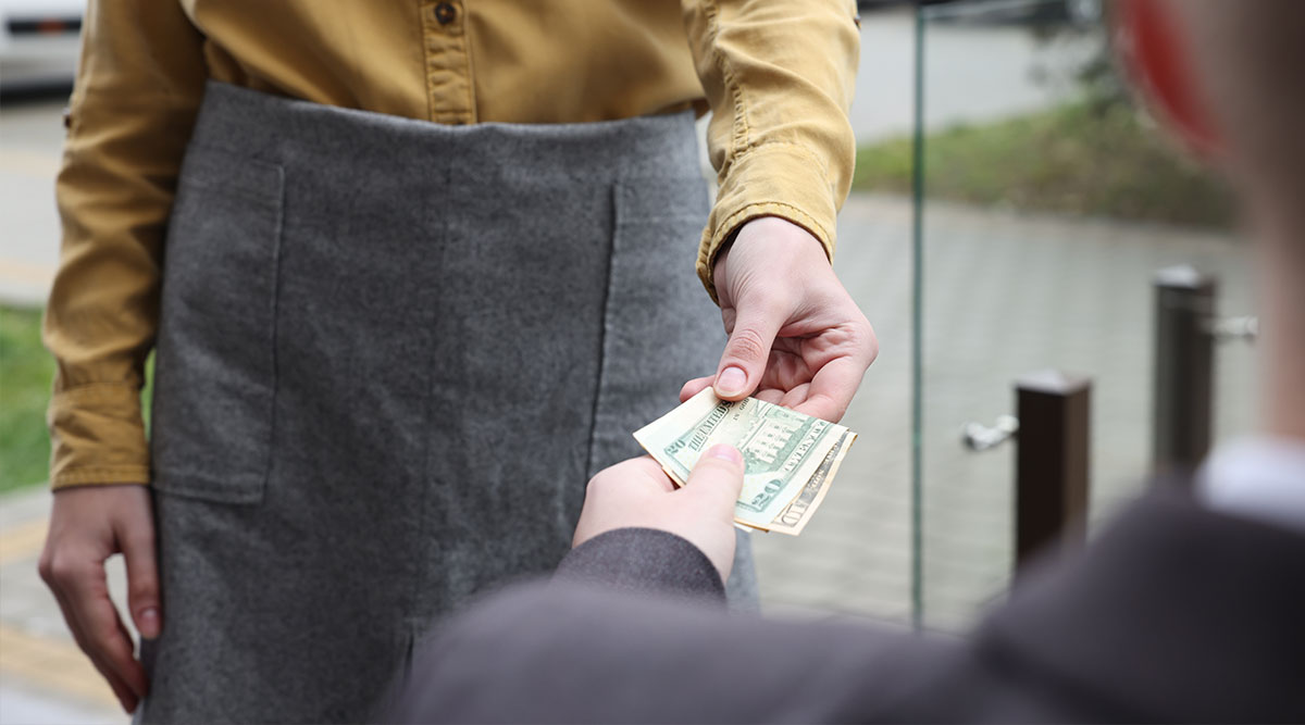 Fooi geven aan een medewerker van een restaurant