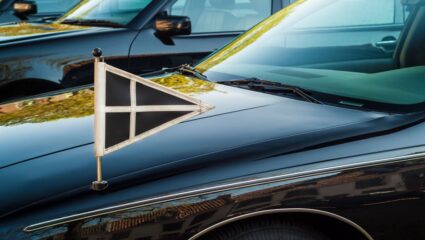 Een uitvaart brengt veel kosten met zich mee, zoals voor het vervoer van de overledene.