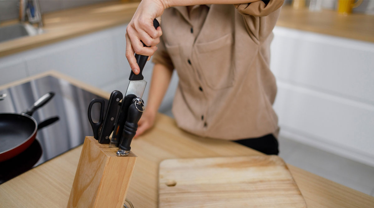 Een mes wordt teruggezet in een messenblok