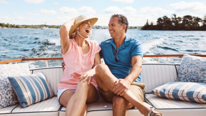 Stel geniet van een tussenpensioen op een varende boot.