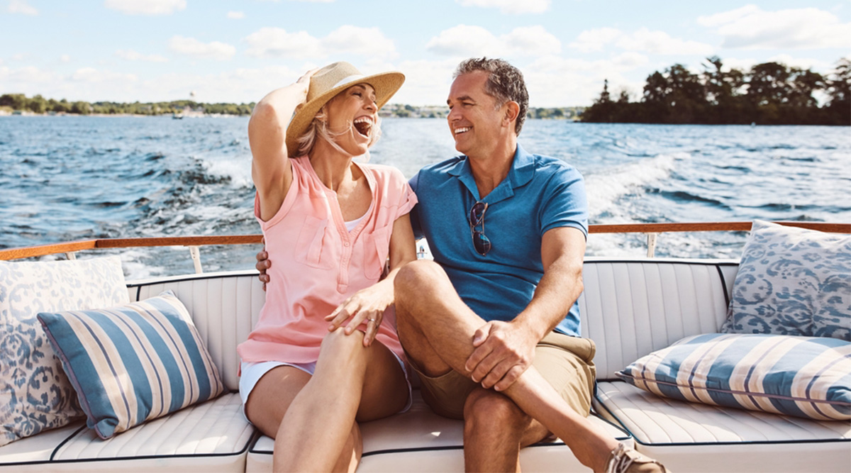 Stel geniet van een tussenpensioen op een varende boot.