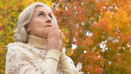 Vrouw heeft geen zin in de herfst, ondanks de mooie herfstkleuren