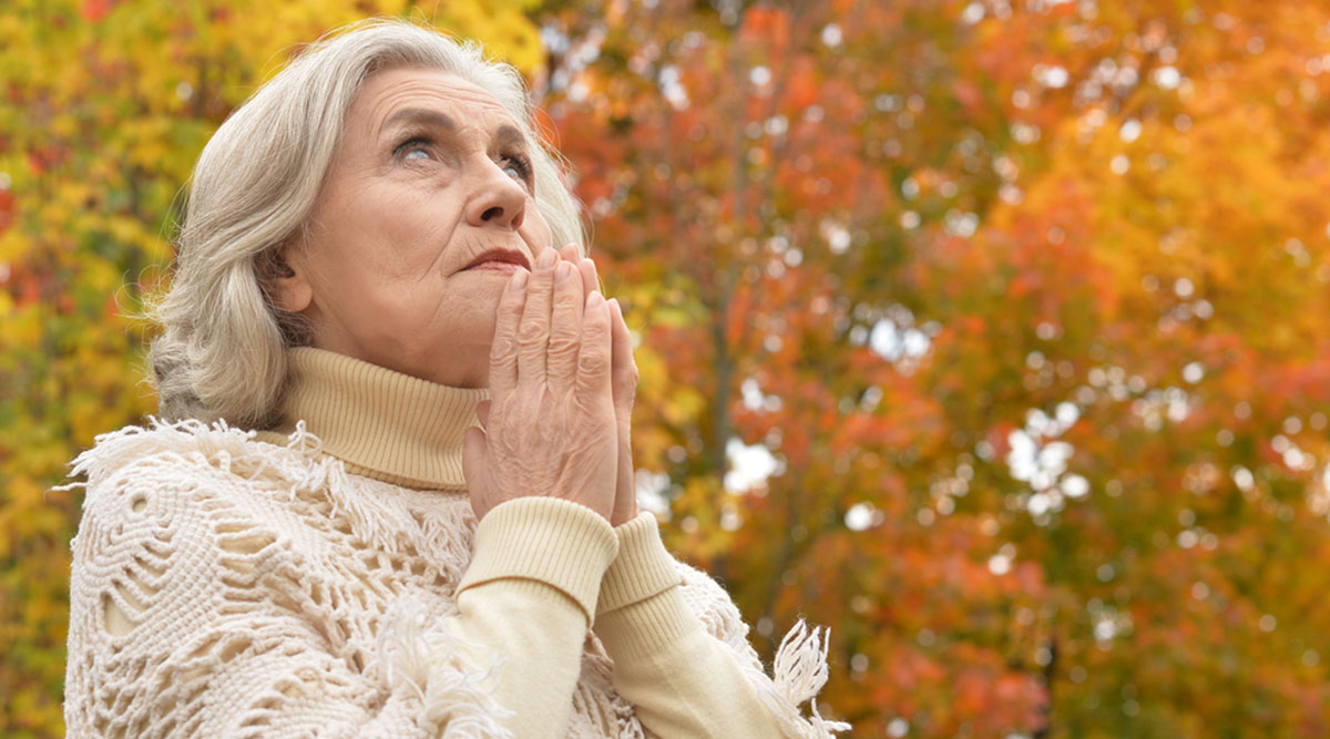 Vrouw heeft geen zin in de herfst, ondanks de mooie herfstkleuren