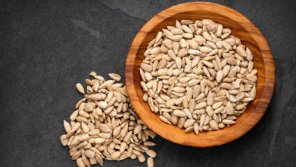 Een schaaltje vol met gepelde zonnebloempitten.