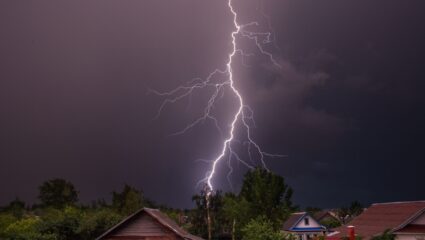 Bliksem slaat in op een boom