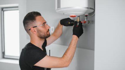 Een installateur vervangt een cv-ketel.