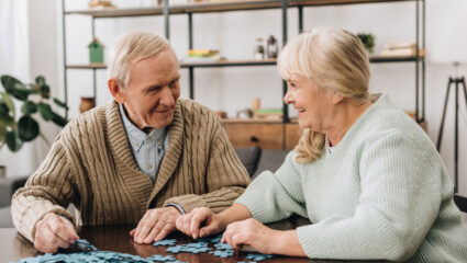 Man met dementie puzzelt met vrouw