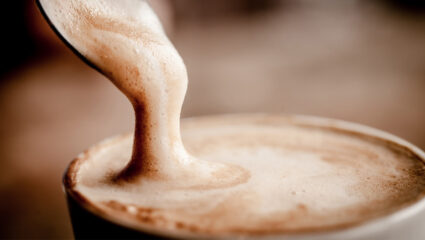 Koffie met melk uit de melkschuimer