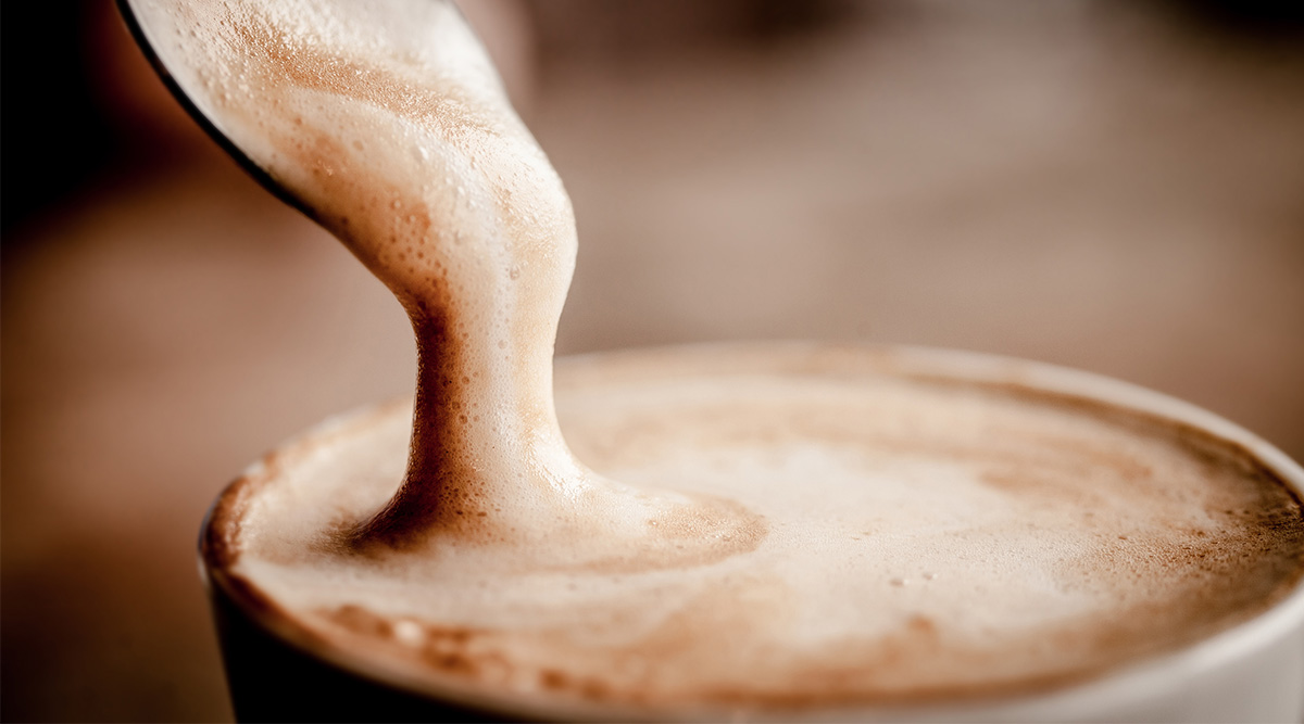 Koffie met melk uit de melkschuimer