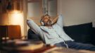 muziek-luisteren-shutterstock_1503129278-1200×667 Een man luistert met koptelefoon op naar muziek, bijvoorbeeld de Klassieke Top 400.