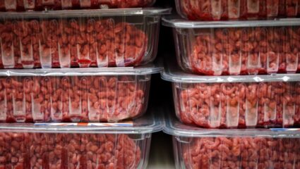 Rundergehakt in verpakking in de supermarkt.