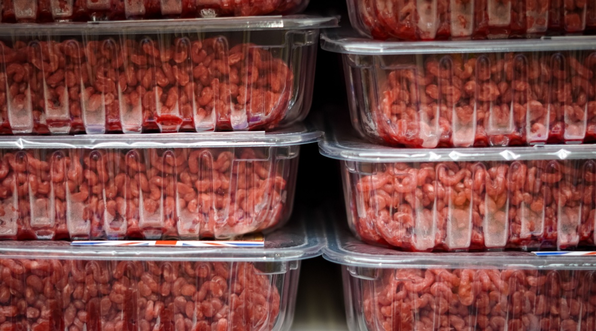 Rundergehakt in verpakking in de supermarkt.