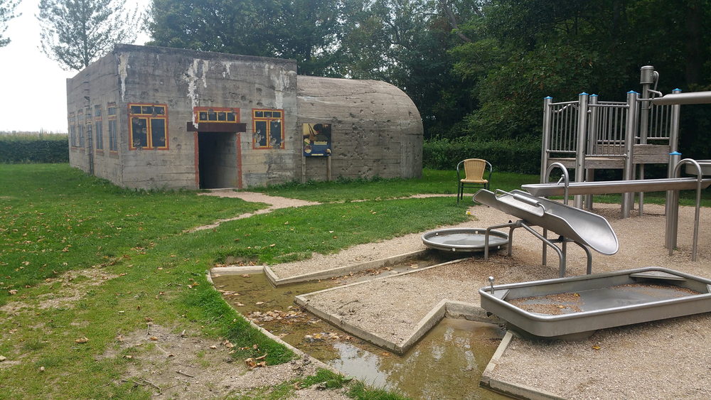 Een speeltoestel naast één van de 11 bunkers in Groede Podium.